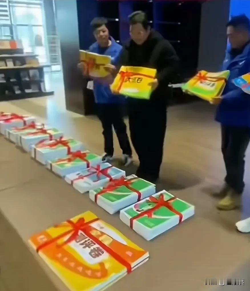 永州的橙子到南通了，作为回礼，南通送了试卷[呲牙笑][滑稽笑]永州的孩子们，不要