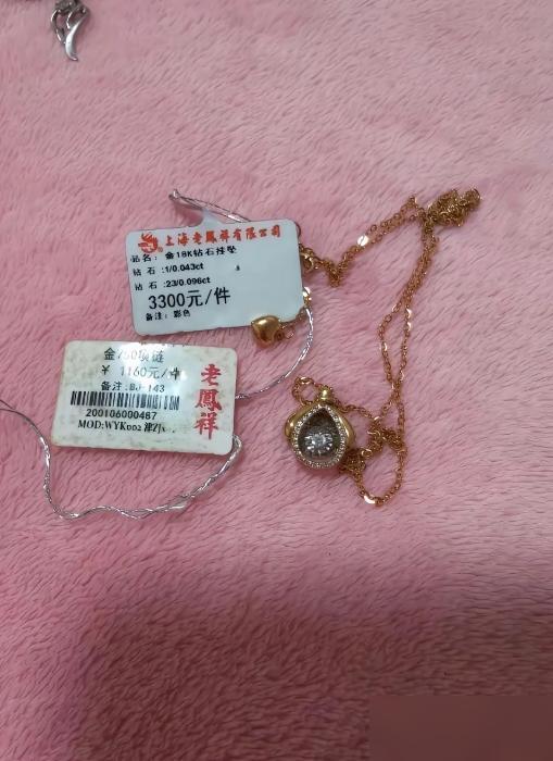 这年头的小偷怕是都考过珠宝鉴定师证，专挑值钱的薅，眼光毒辣得让人心梗。本来想