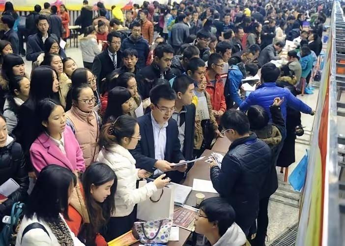 2022年全国人口掉头向下，2026年这个趋势要彻底钉死了。今年两会代表们吵