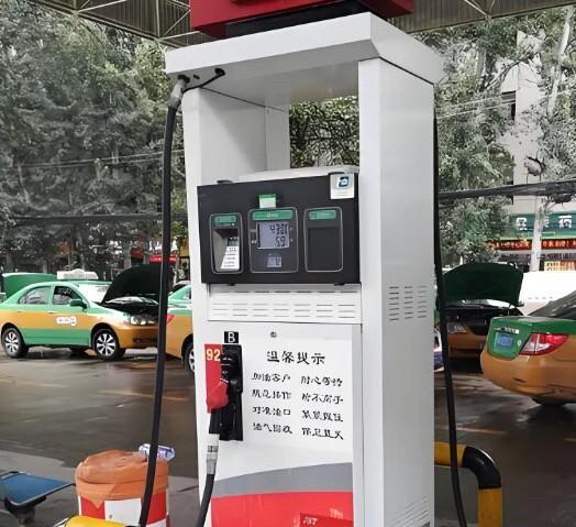 奉劝大家小加油站的油还是少加为妙！现在很多小加油的油更便宜，大家有没有想过，进