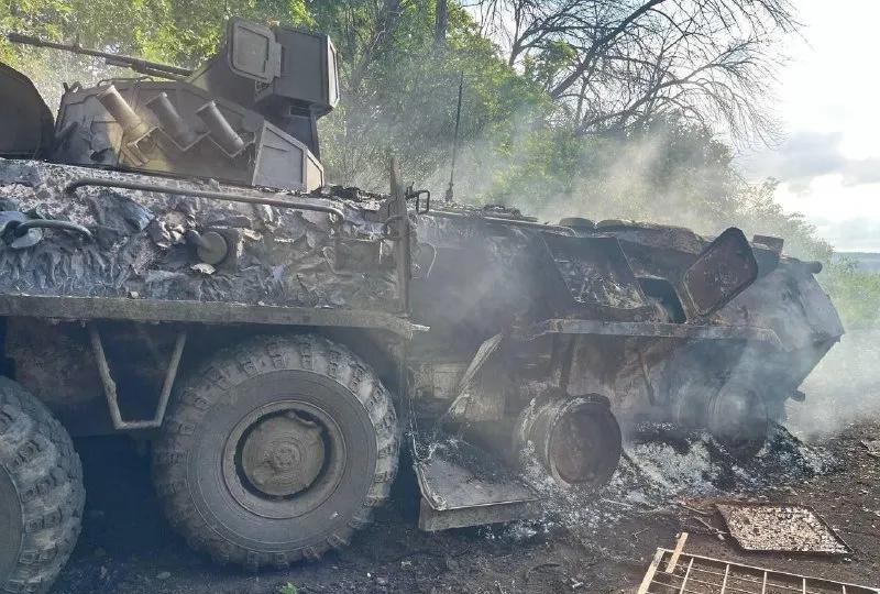 在俄乌战场上，乌军摧毁了俄军极其罕见的BTR-80装甲车改进型。该车搭载了32Г