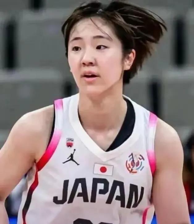 田中心与张本美和，两颗新星大放异彩！田中心是日本女篮后卫，19岁，身高仅1.72