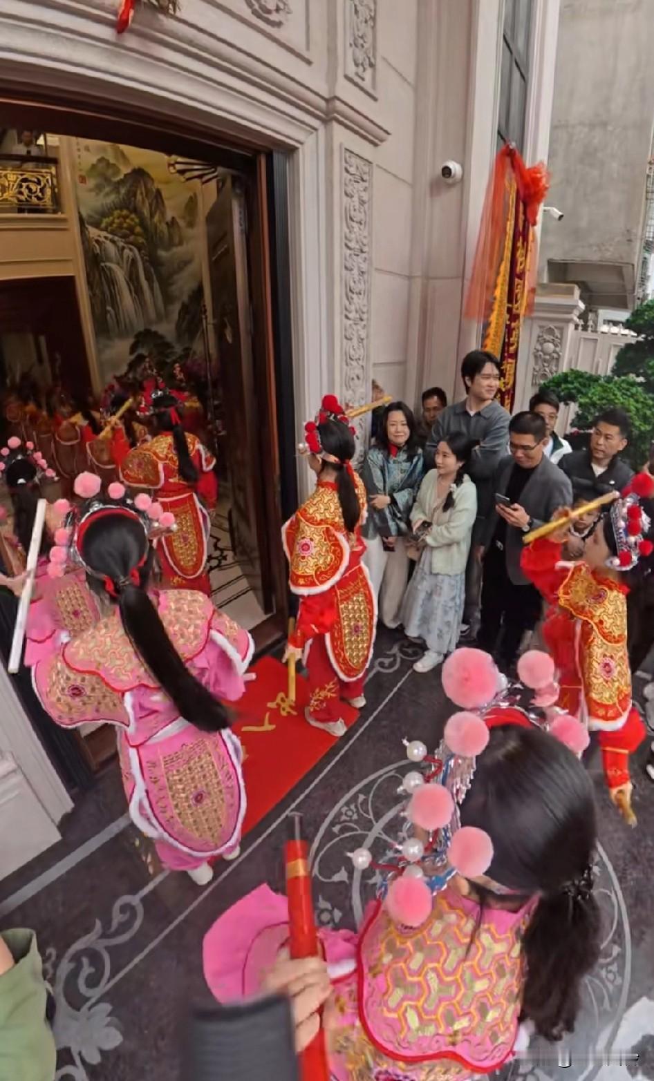 英歌进家门，五条红中华细支几千红包，潮汕人真是不缺钱啊，就是讲究个礼讲究传统！