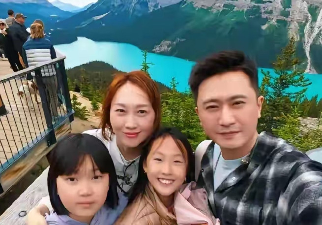 央视主持人杨帆在假期带着孩子老婆一起去游玩时的一张合影，素颜状态下的杨帆看着比舞