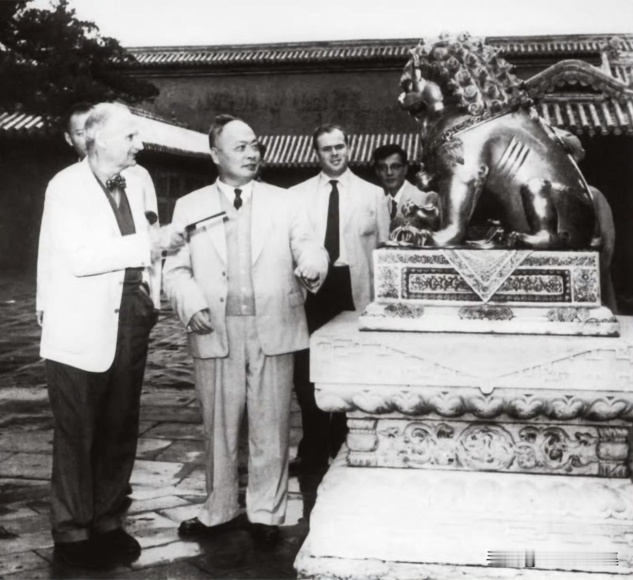 1961年9月7日，陈毅外长陪同蒙哥马利游览故宫。而后蒙哥马利在李达上将、熊向晖