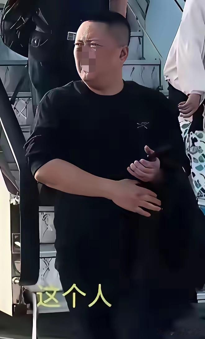 东航事件中的肇事者欧某，面临的最大损失不是东航的追责，而是当他的被曝光之后，很有