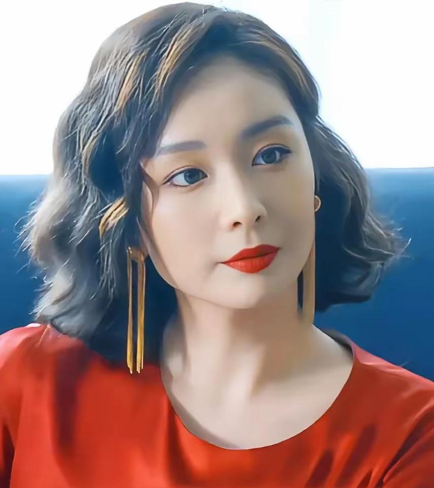 有一次记者问高叶：“你接过最贵的角色片酬多少？”高叶微微一笑：“超过1个亿。”