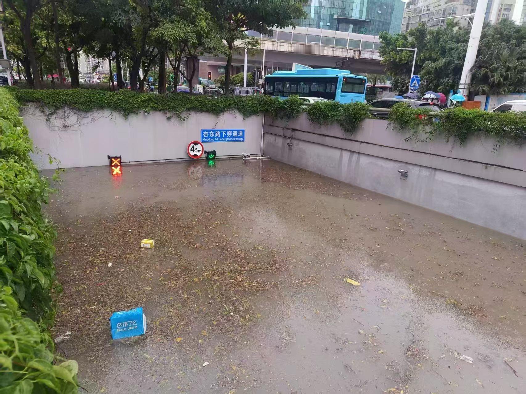 厦门暴雨刚到厦门，就看到到处都是积水了，看来雨势不小，太惨了，尤其是下雨天打不到