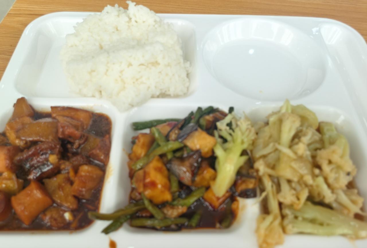 天津理工大学学生二食堂一楼，一份饭菜7.5元，不贵，就是菜有点咸[捂眼睛]半份土