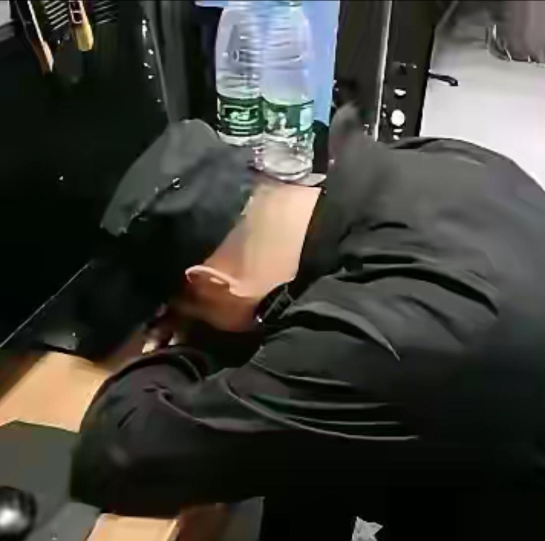 有人说当保安夜班睡觉是正常的，当保安的上夜班十个保安八个睡觉。保安只要能看好大门