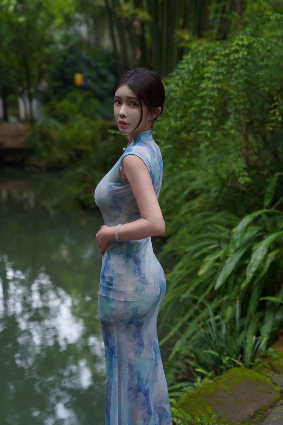         浮生漫卷，烟水一襟。        黛瓦浸在雾里，我倚着