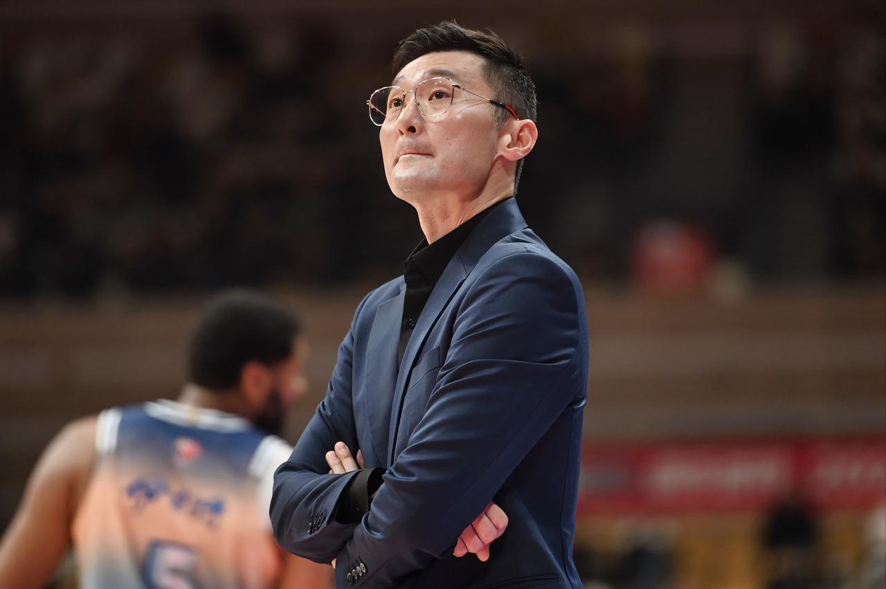 齐麟：刘指导，追分阶段我们进攻不叫暂停，对面有球权了，我们暂停，这啥操作？？？