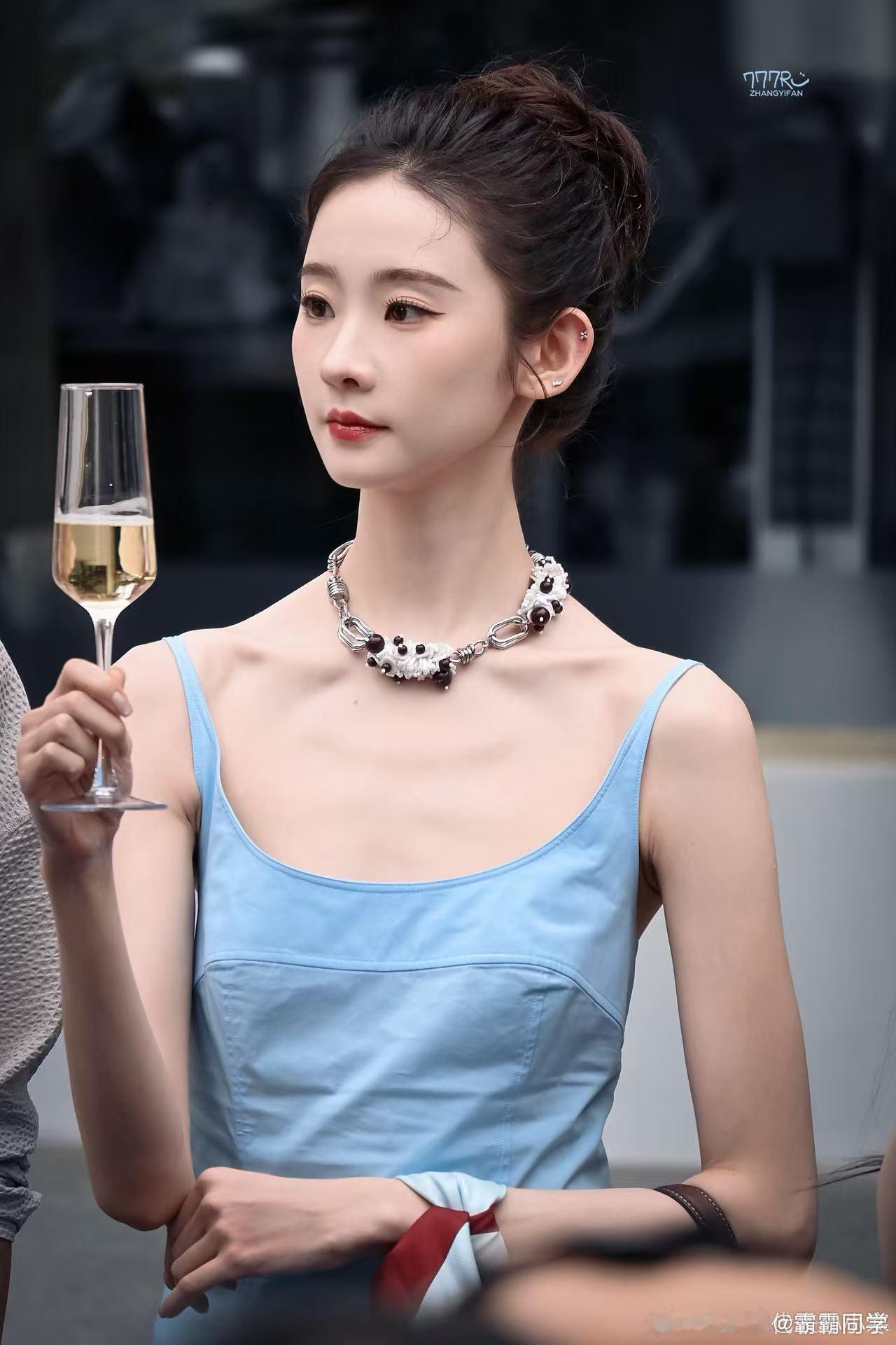 张艺凡冷白皮张艺凡白到我近视都好了张艺凡的冷白皮真的太绝了，在人群里一眼就能看