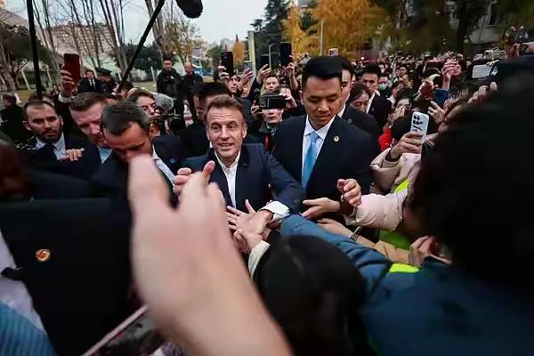 马克龙喜滋滋的回法国了。有人觉得马克龙之前对中国这样那样，为什么还要给他高规格接