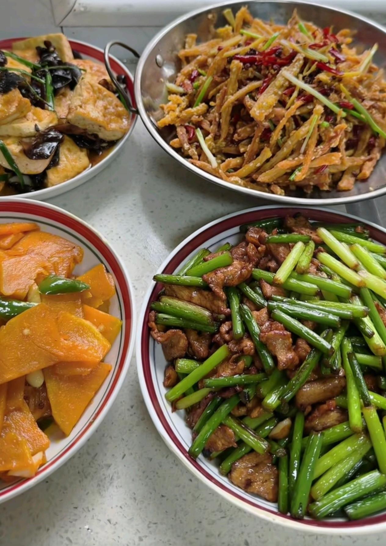到农村大娘家吃饭，堂嫂烧起地锅做了一桌农家菜，热气腾腾香气扑鼻。青菜都是自家