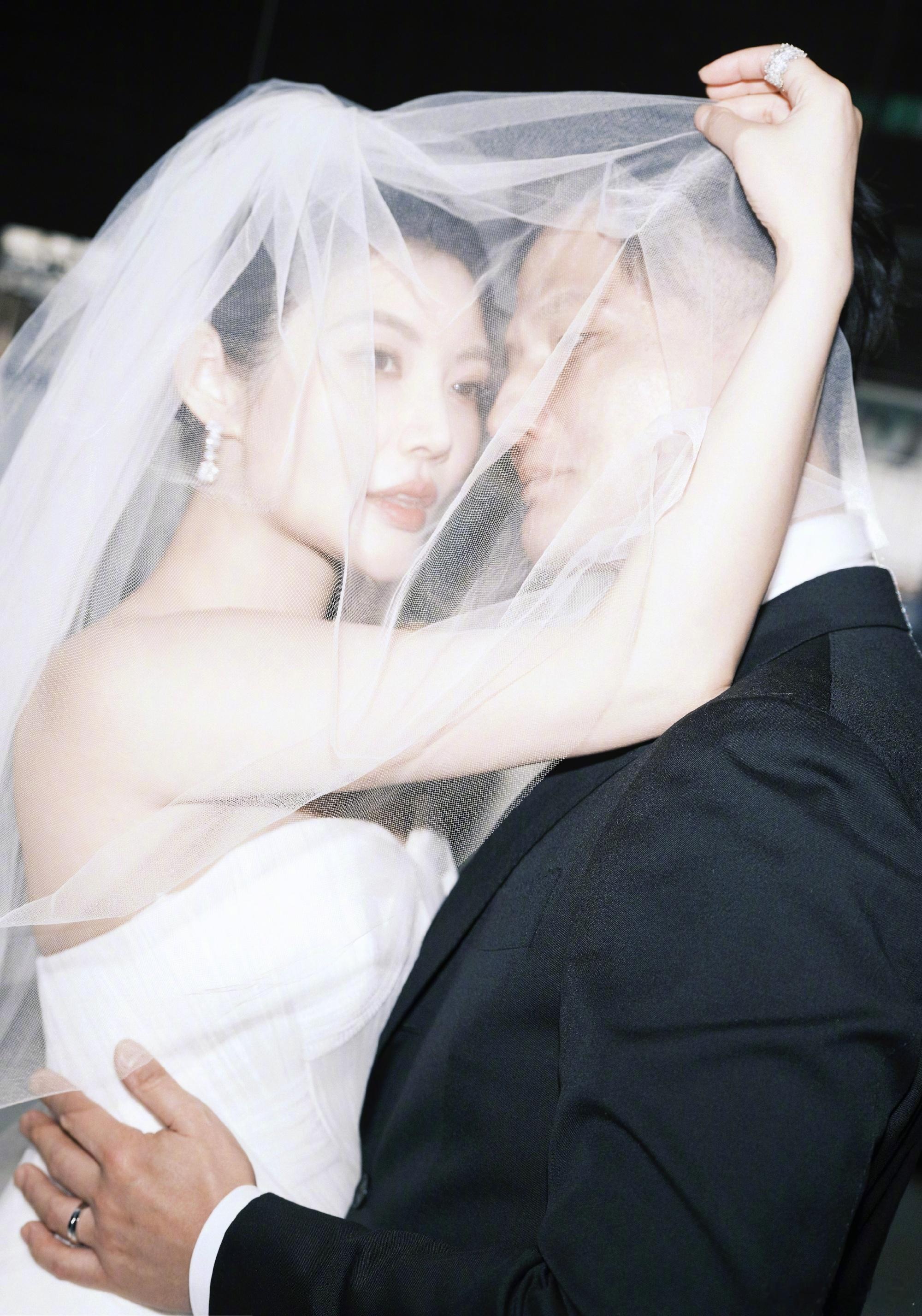 徐冬冬尹子维婚纱照尹子维虽然多演反派角色，但生活中应该是温和的性格，两人从分手