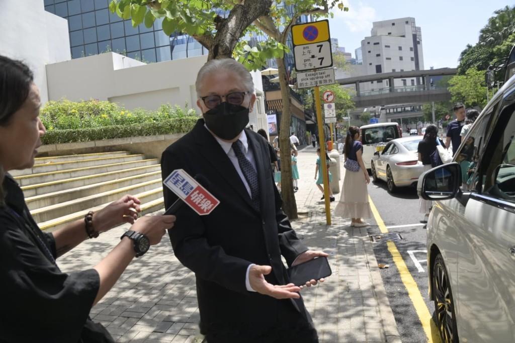 星岛：郑中基离婚官司拉锯一年仍未谈妥其父郑东汉叹被牵连余思敏遇记者刻意回避现