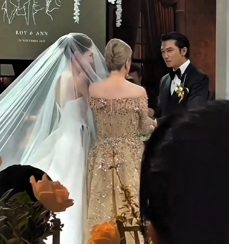 许玮甯妈妈参加女儿婚礼，原来她这么好看啊！还以为许玮甯这么漂亮，完全归功于她是混