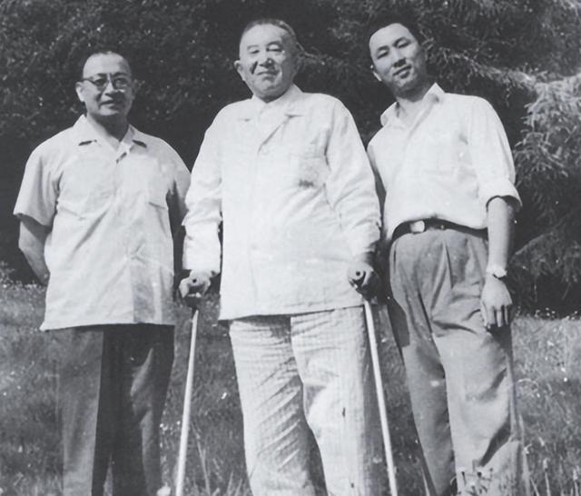 1966年3月18日，60岁的罗瑞卿将军从3楼纵身跳下，当场血流不止。消息传出，