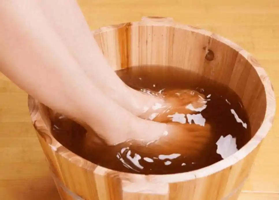 晚上泡脚，是养生还是“慢性自杀”？医生：5种人泡脚百害无一利，看看有你吗？晚