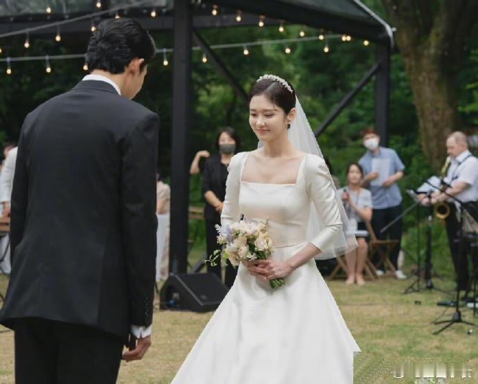 张娜拉怎么这样了。。？还以为是哪一个女网红。。