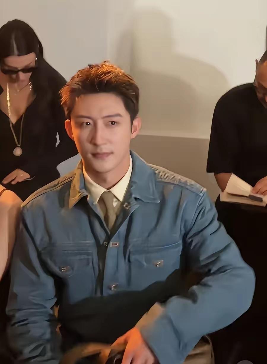 林心如与黄景瑜一同亮相米兰时装周Ferragamo秀场，瞬间成为全场焦点。年届5