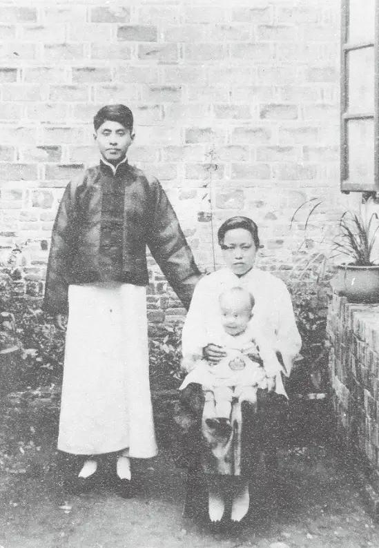 这是1923年10个月大的杨振宁和父母合影，照片拍完后他的父亲杨武之便孤身前往美