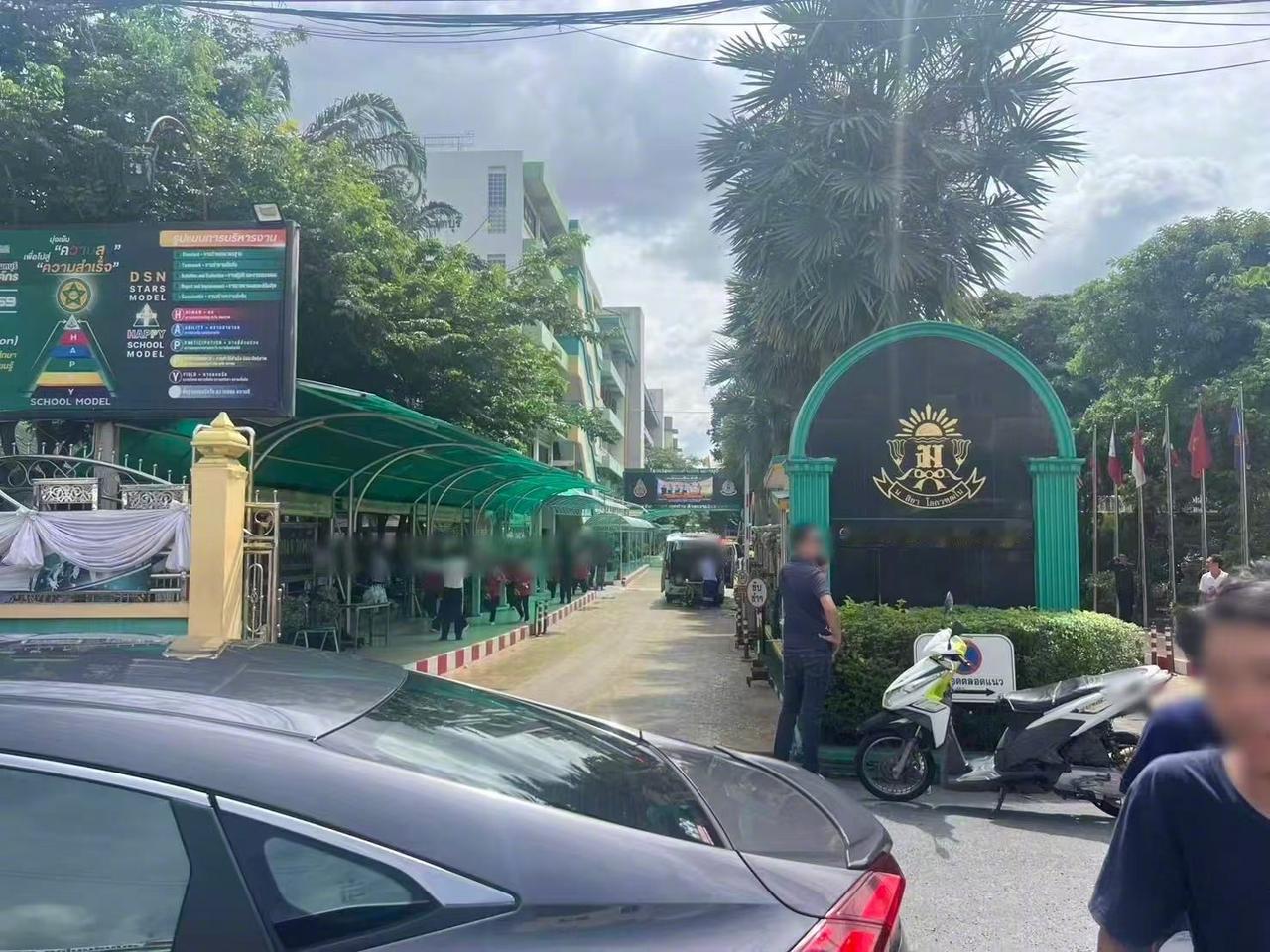 泰国初三学生发泄不满，在校园持枪乱杀无辜，造成7人死亡，20人受伤，其中两