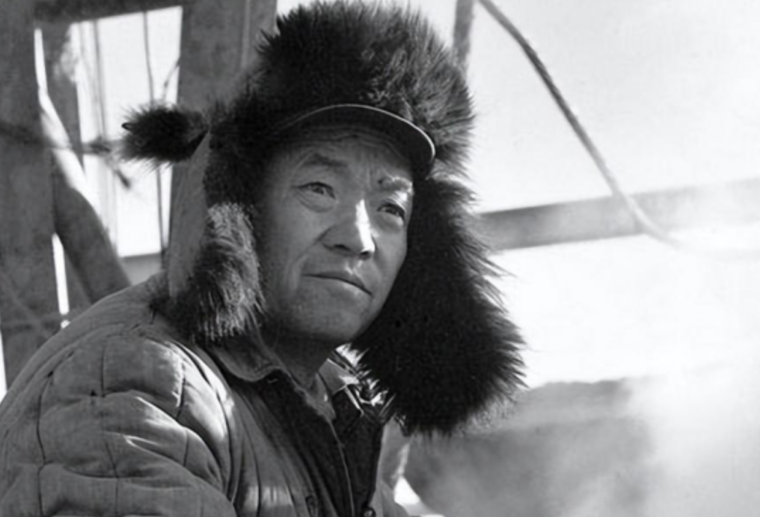 1964年，王进喜受邀参加晚宴，周总理却派人找到他，领着他来到一个高级餐厅。王进