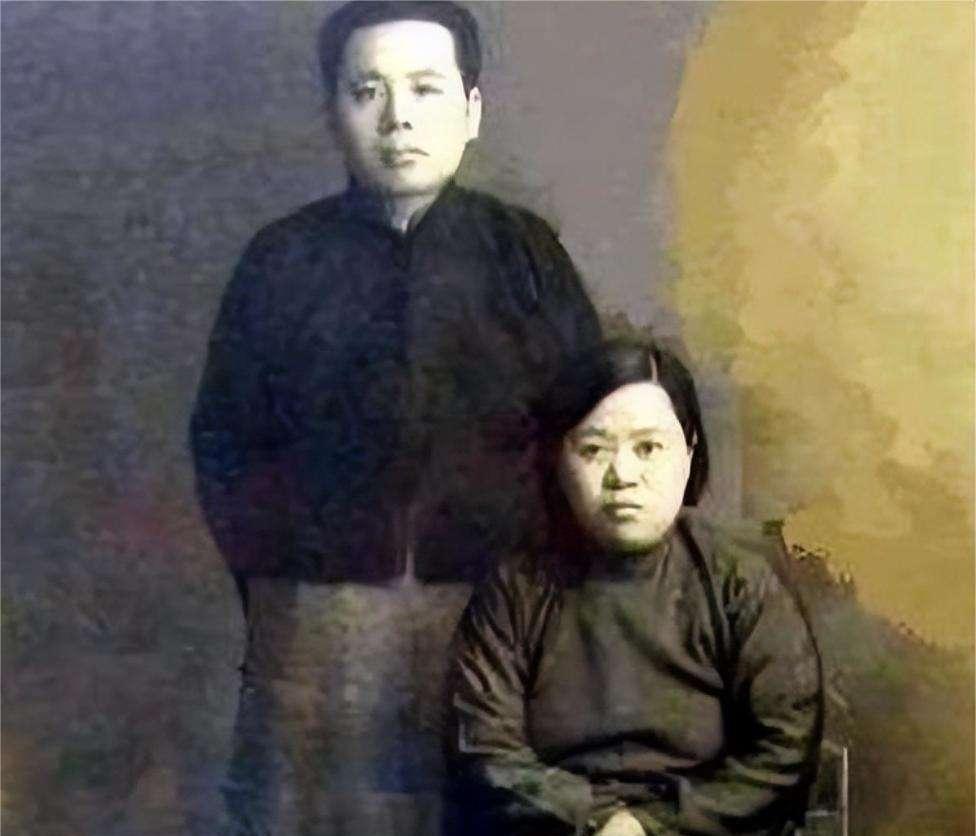 1913年，张恨水刚刚和妻子结婚，回到新房后，他迫不及待地抱起新娘，气喘吁吁时便