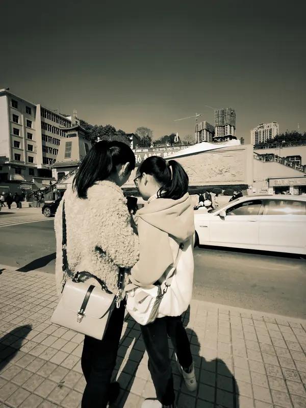 家人们，人呐，真不能太干净了！就说我那表姐，简直洁癖到了极致。每天除了上班，