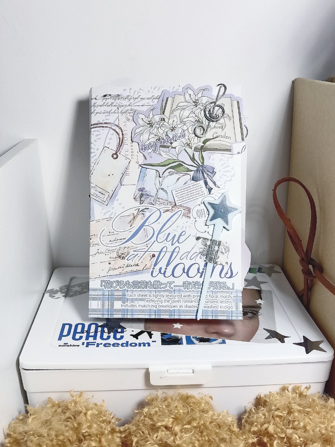 来了来了俺的手工照片中蓝色牛仔外套和伦敦金丝边框眼镜图片来源