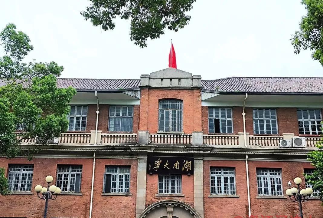 627分，今年还真不一定上得了湖南大学！湖南的中南大学前些年牛
