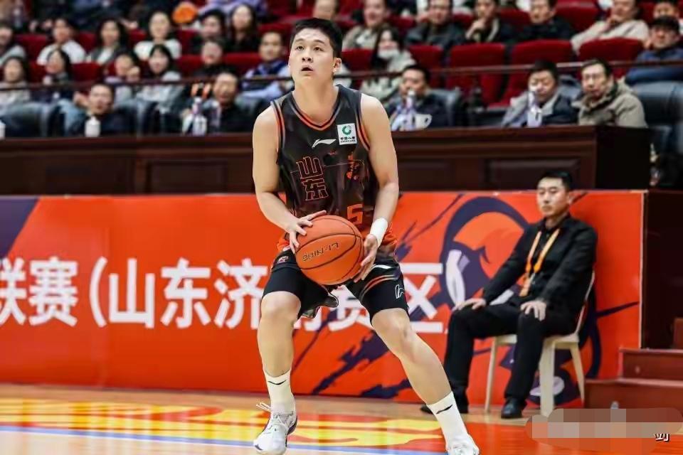 连续三场二十加，小将王证又爆发。2026年8月26日，山东高速男篮第三场热身赛