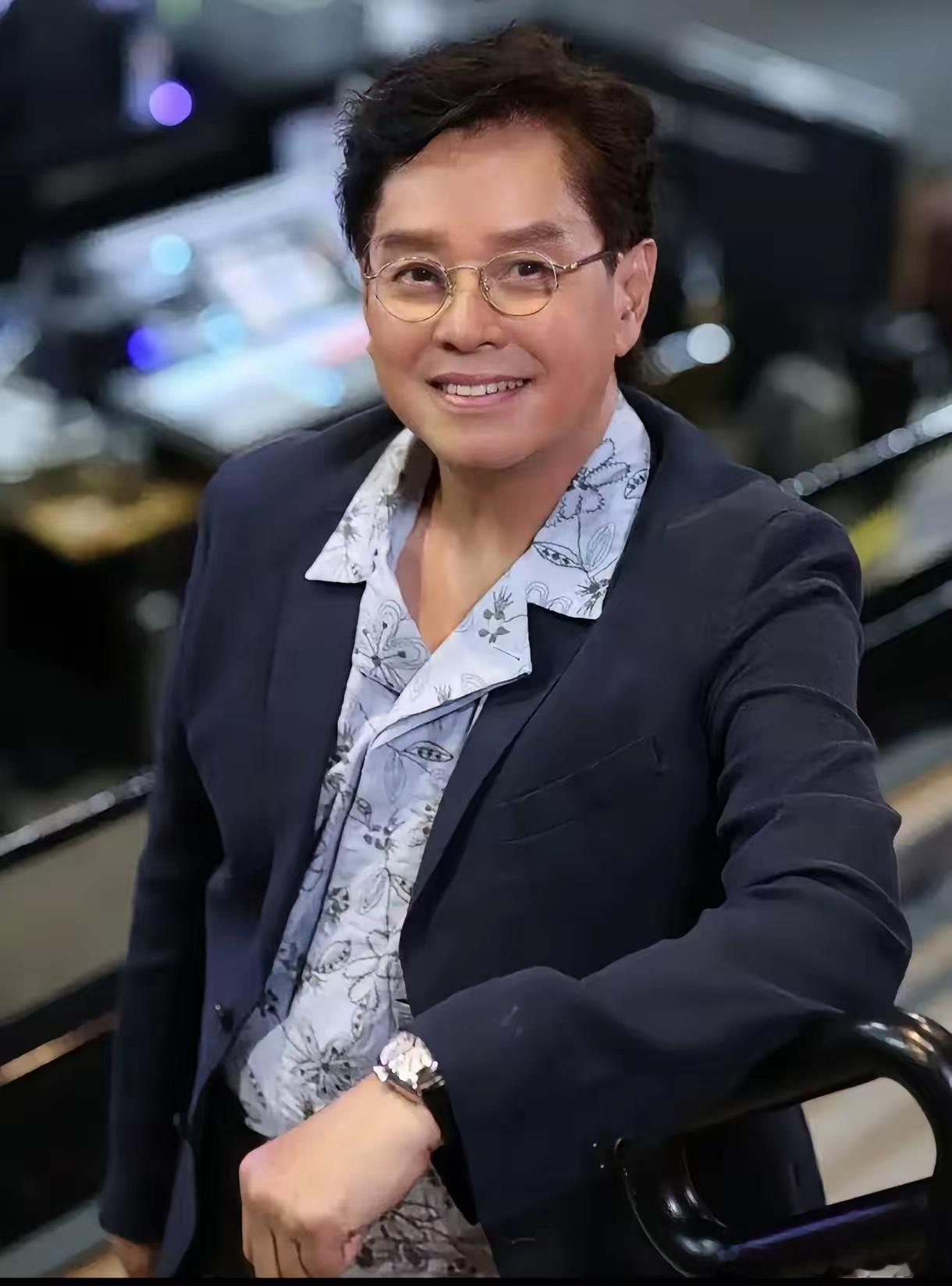 对不起谭咏麟，是我肤浅了。起初还以为开演唱会只为名利、享受追捧。直到这场演出，一