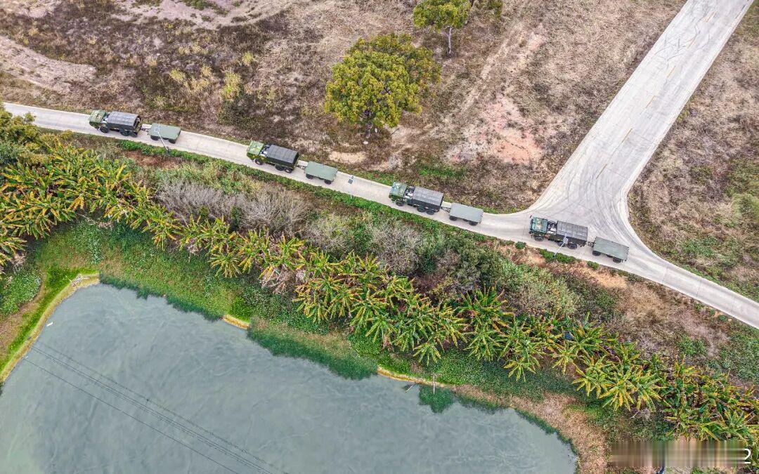 新卡就是帅😎后面拖着的小平板干啥的？第74集团军某部紧贴任务实际，对驾驶员队伍