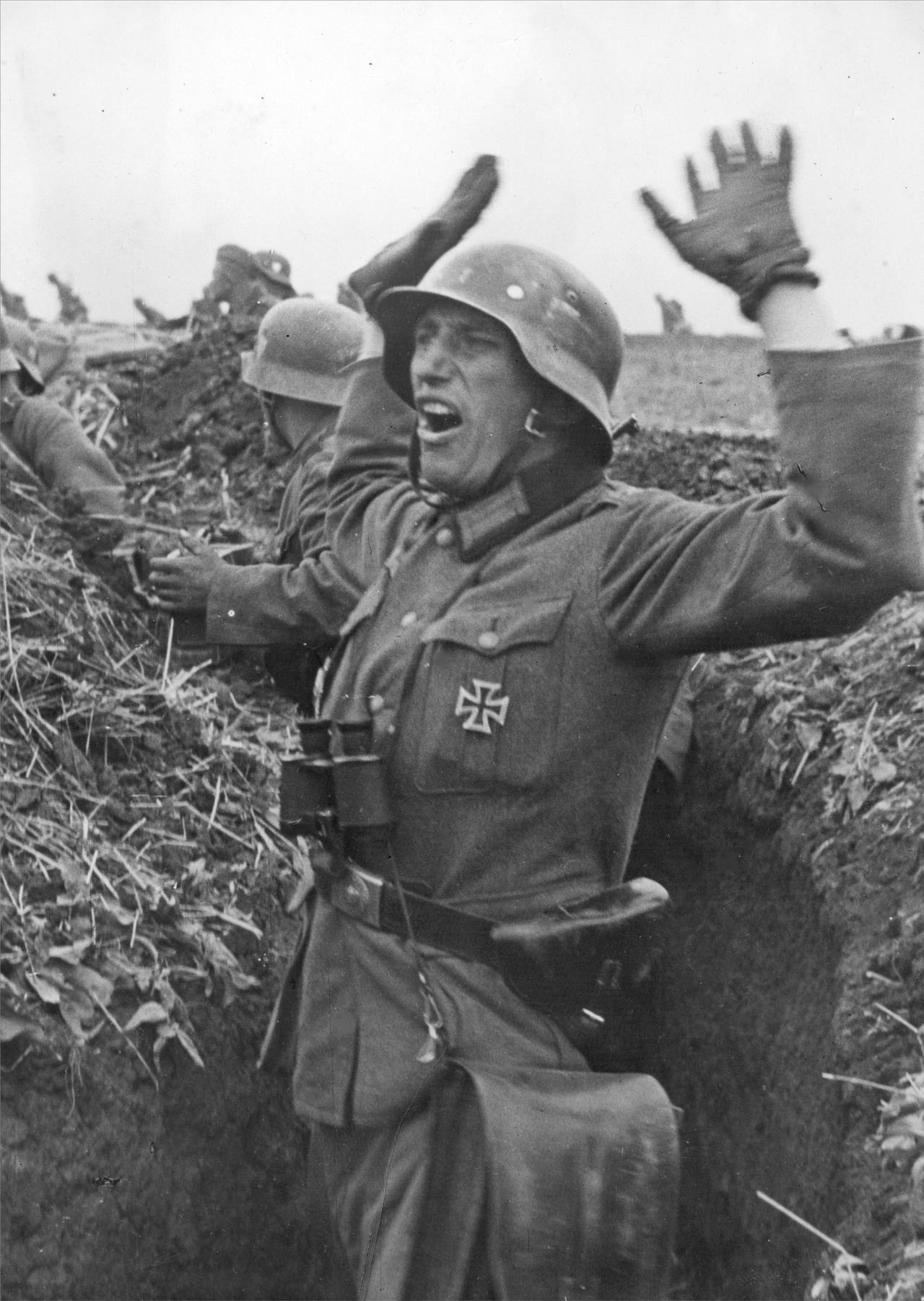 [呲牙笑]高举双手，不是投降，而是召唤士兵们冲锋——1942年，东线，哈尔科夫
