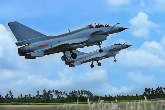 我一直有点想不明白:美国对中国的台湾省出售武器它是怎么进来的？他不经过我们地盘吗