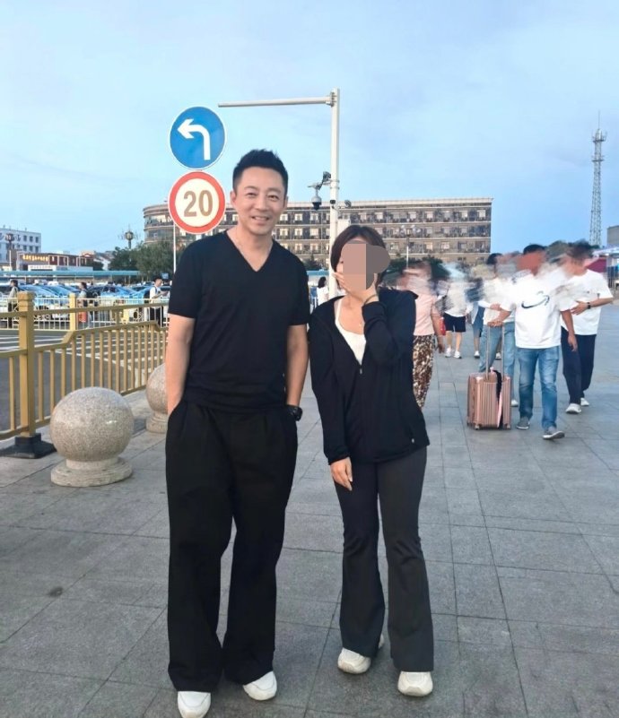 汪小菲现身包头市高铁站，身材高挑长相帅气，被一位美女邀请合影，网友说原来有钱人也
