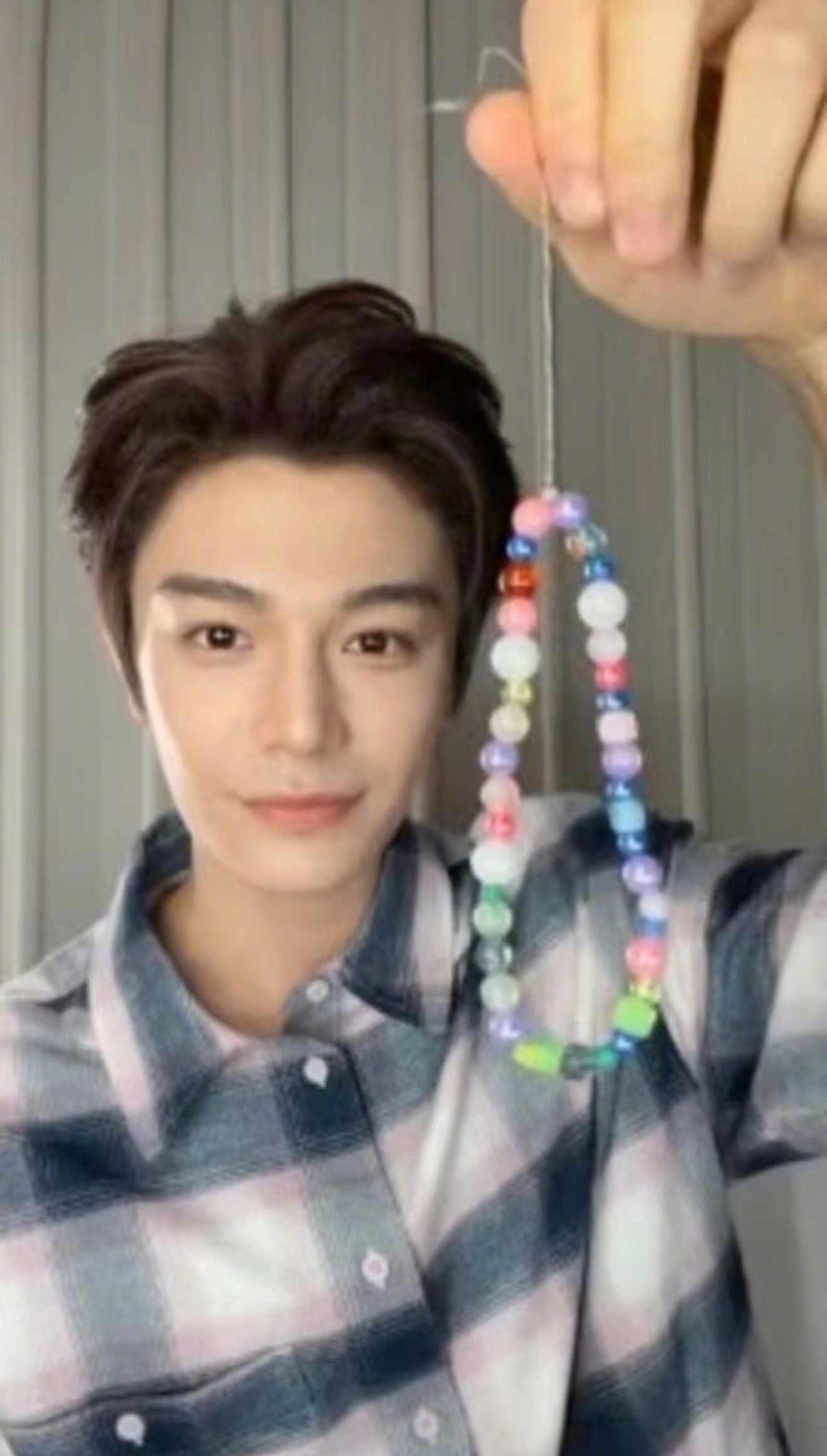 小丁也太宠粉了吧直播一边玩游戏一边亲手串手串，做好之后还要抽奖送给粉丝丁禹兮边直