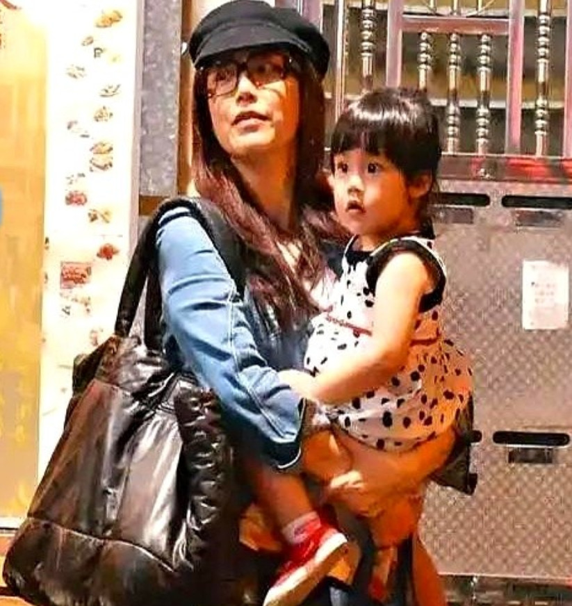 谢霆锋经纪人霍汶希首次公开女儿，没想到，女儿长相太有特色，自动澄清了以前的谣言。
