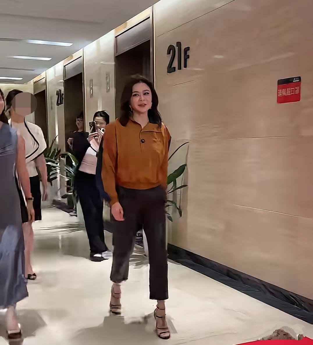 香港第一美女关之琳现身武汉武昌区万达广场出席活动，63岁关之琳一件焦糖色缎面长袖