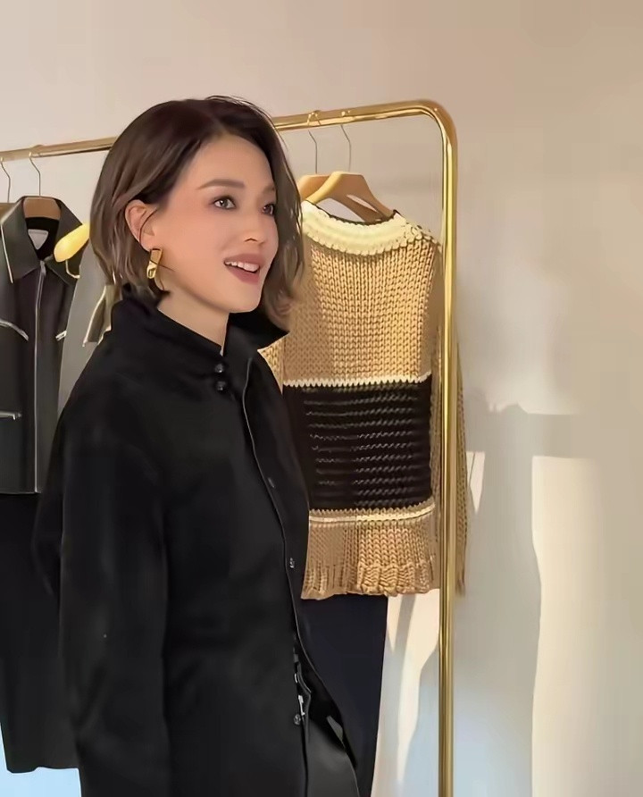 舒淇新剪的短发，一看以为是杨老板的秘书容祖儿。