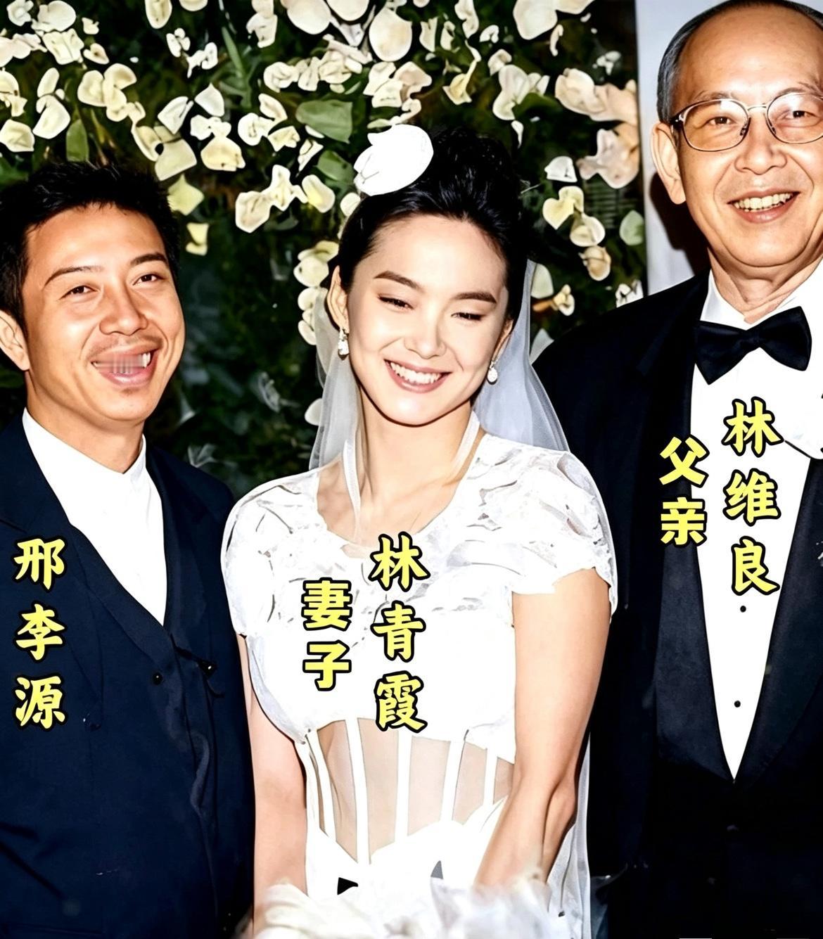 1994年，林青霞婚礼上拍下的一张珍贵合影。照片当中，林青霞一身嫁衣，身旁站着丈