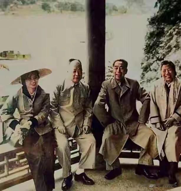 西湖亭下珍贵合影，陈毅元帅偕夫人张茜，与周恩来、邓颖超并肩闲坐。窗外湖山如画，褪