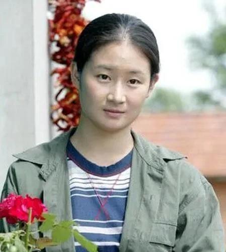2004年，赵本山在广州演出时，同台表演有一位170身高的小姑娘，且姑娘长相甜美