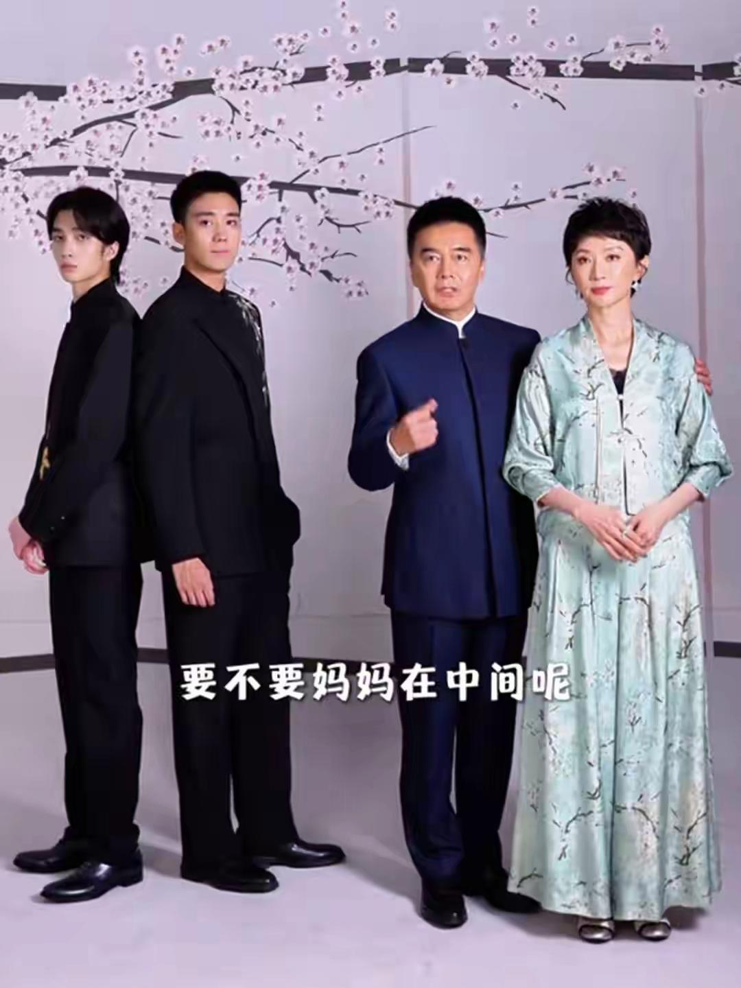 许亚军晒一家四口拍摄全家福花絮。画面中除了许亚军与现任妻子张澍还有他们的儿子外，