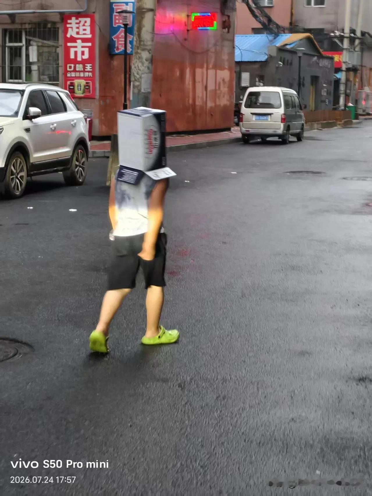 坐标吉林市，2026年7月25日傍晚17:35分，在吉林市区突然下急雨时遇到了