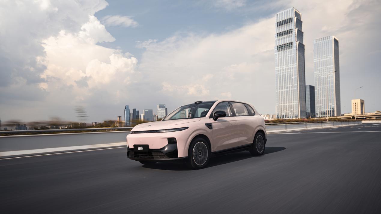 零跑B10和深蓝S05对比，差距竟然这么大？零跑新年开始就放大招了，给出了非