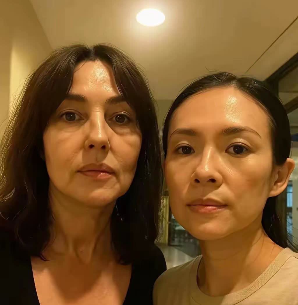 46岁章子怡素颜照曝光俩孩子的妈妈这状态很接地气颈纹很明显没有